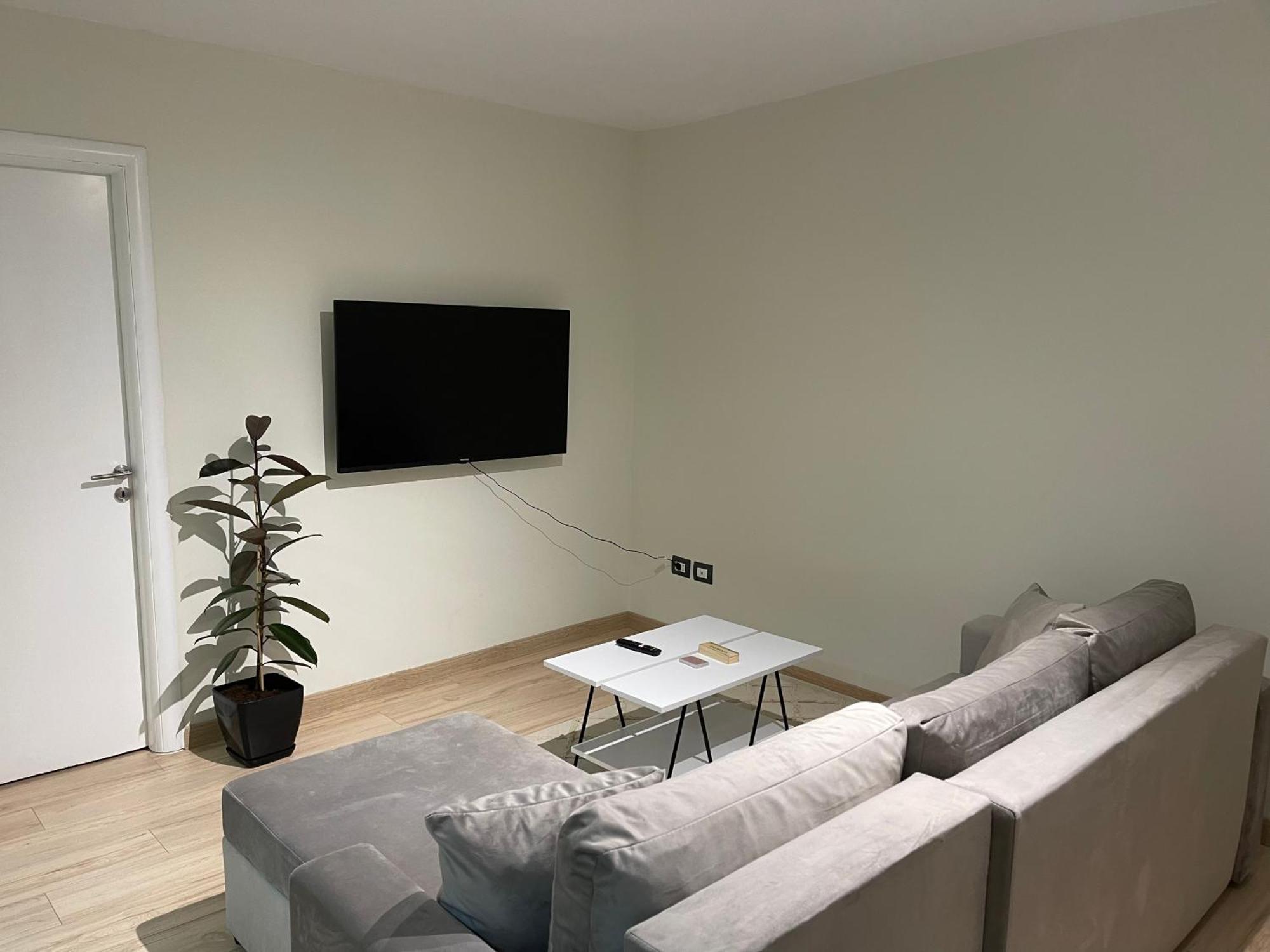 White Apartment, In The Center Of Tirana Bagian luar foto