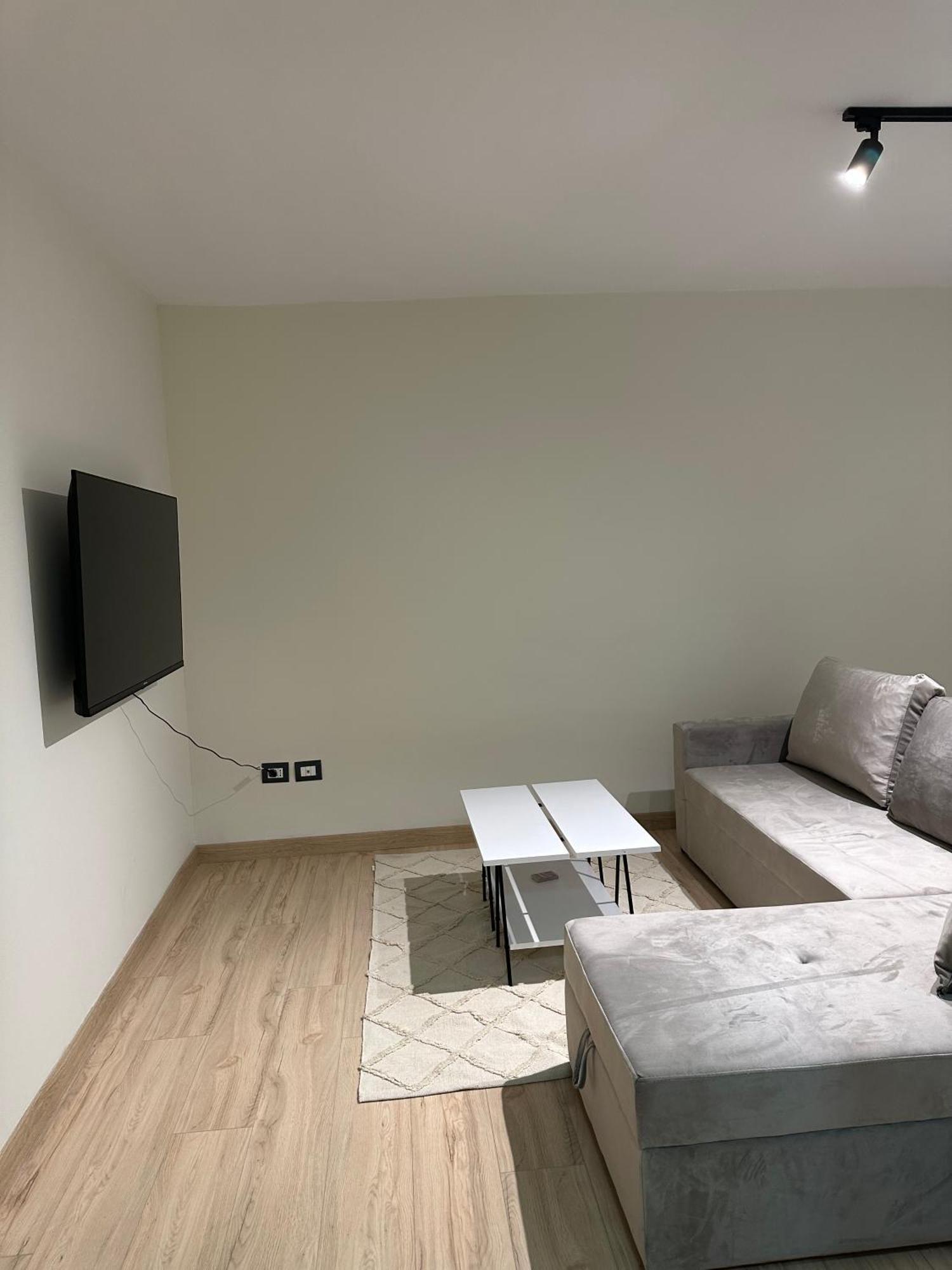 White Apartment, In The Center Of Tirana Bagian luar foto