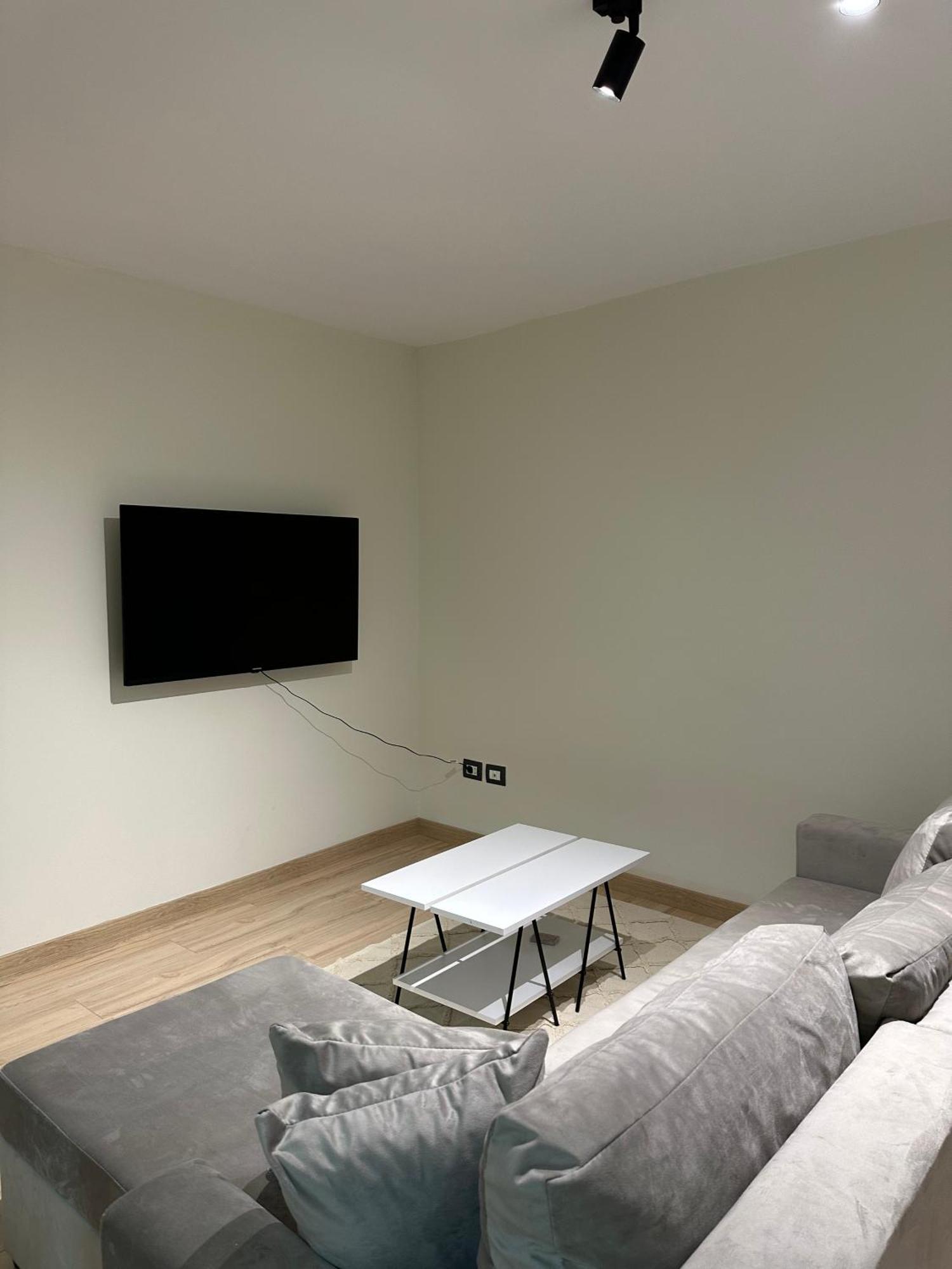 White Apartment, In The Center Of Tirana Bagian luar foto